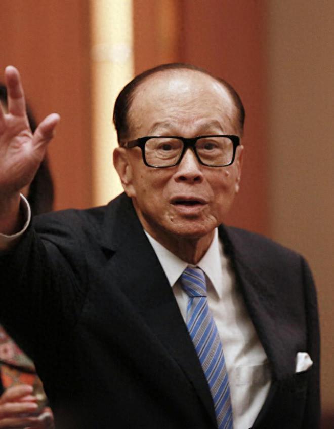 从香港到全球：李嘉诚的商业帝国_李嘉诚掌握香港的地皮_李嘉诚刚到香港