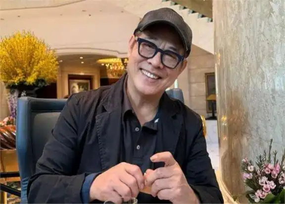 李连杰的荣耀与磨难：武术巨星的情感抉择与职业生涯背后的心酸故事