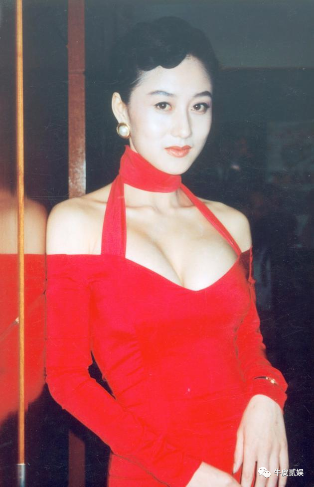 利智身材诱惑力获黄霑倪匡赞誉，揭秘她为何只愿结婚展示细腰